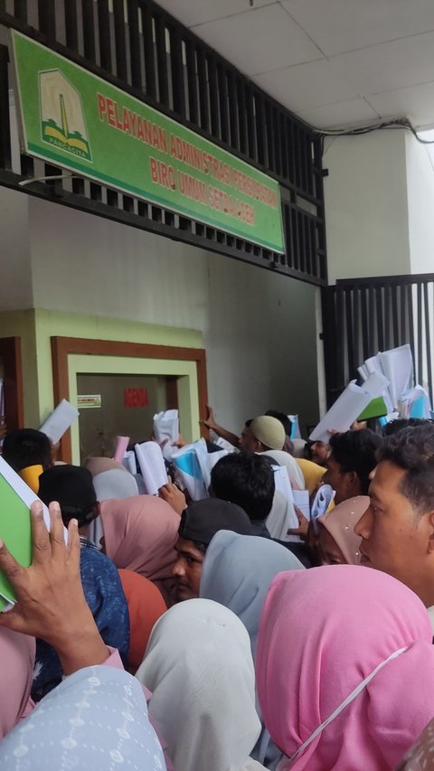 Warga Ramai-Ramai 'Geruduk' Kantor Gubernur Aceh karena Isu Pembagian Bantuan Ternyata Hoaks