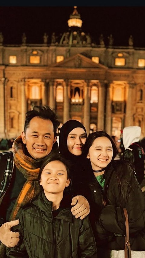 Potret Hanung Bramantyo Boyong Keluarga Liburan ke Italia, Kunjungi Colosseum Hingga Salat Jumat di Kota Katolik Roma