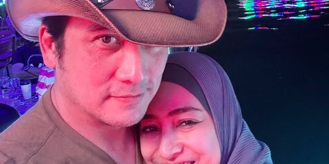 Gaya Tengku Firmansyah Pakai Topi Cowboy saat Liburan di Texas Bareng Keluarga