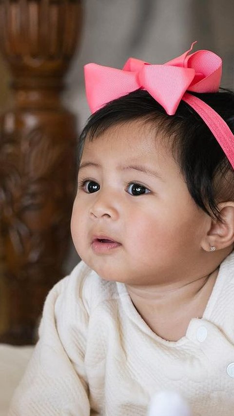 Potret Gemas Lily Pakai Bando Pink di Atas Kasur Mewah, Ada Foto Bareng Rafathar dan Rayyanza Cipung