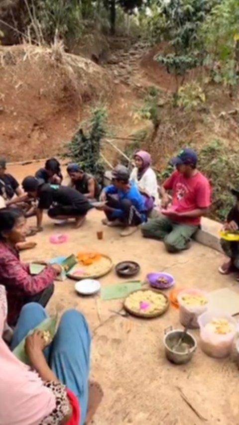 Bawa Mobil Patwal ke Perkampungan, Polisi Ini Bagikan Makan Siang Sederhana buat Para Petani 'Matur Nuwun ya Allah'