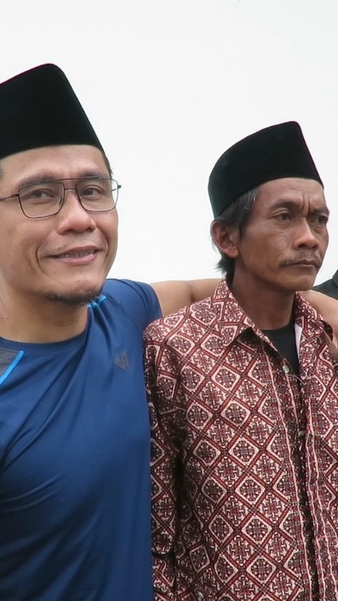 Momen Sunhaji Penjual Es Teh Datang ke Ponpes Gus Miftah, Diberi Seragam Banser