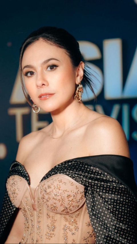 5 Tampilan Berkelas Wulan Guritno Viral di Asian TV Awards 2024, dari Gaun Hitam ke Makeup Flawless