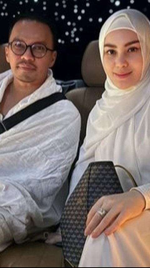 Momen Romantis Perjalanan Umrah Jennifer Dunn dan Faisal Harris, Foto di Depan Kabah Jadi Sorotan Netizen