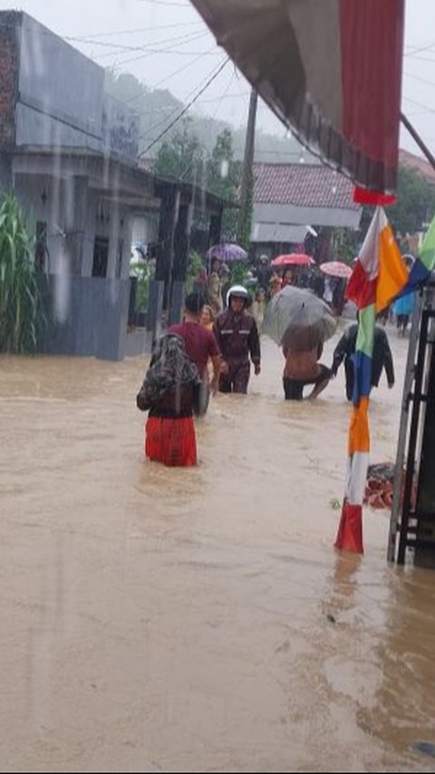 VIDEO: Banjir Bandang Terjang Sukabumi, Polisi Evakuasi Ibu dan Bayi dari Gang Sempit