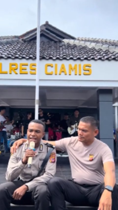 Mirip Banget Vokal Glenn Fredly, Suara Emas Siswa Polisi Asal Papua saat Bernyanyi ini Ramai Disorot