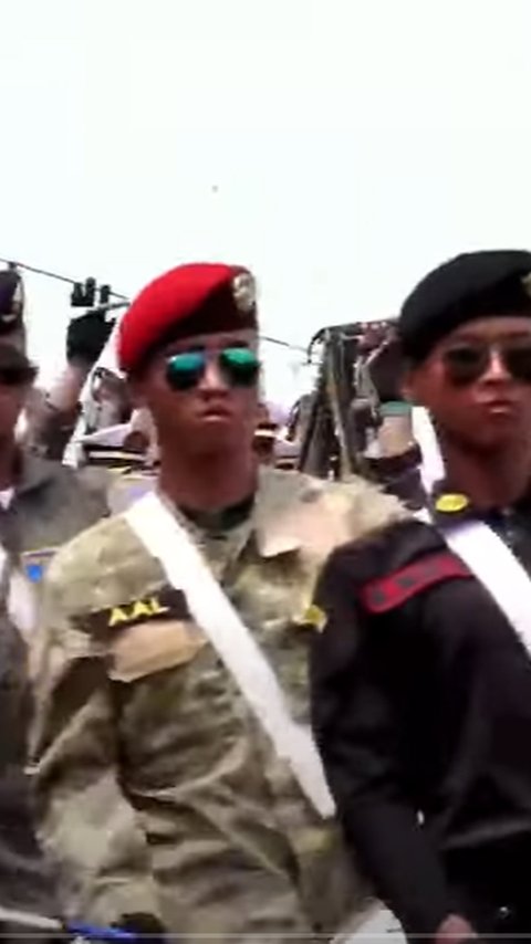 VIDEO: Unjuk Kekuatan Defile Pasukan & Alat Tempur TNI AL, Torpedo Hingga Tank Canggih