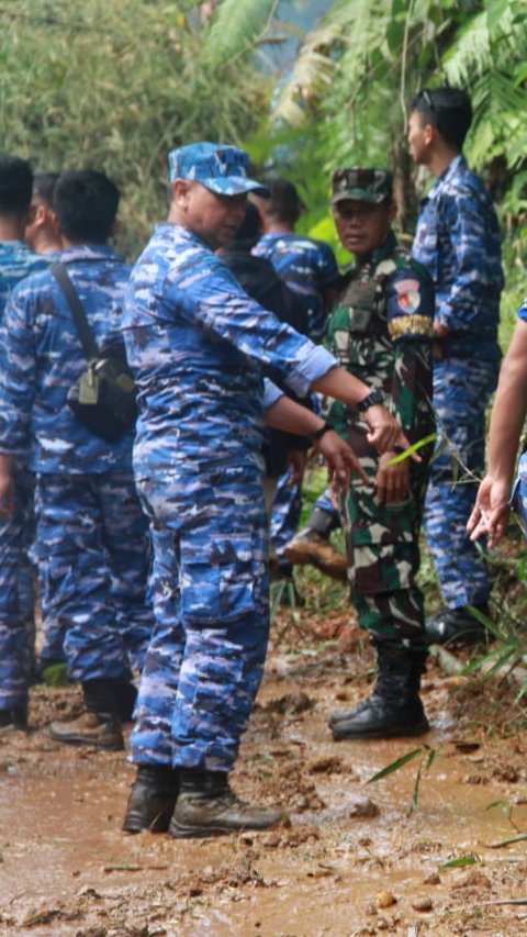 Bahu Membahu, Personel Lanud Husein Sastranegara Buka Akses Jalan Tertutup Longsor di Cianjur