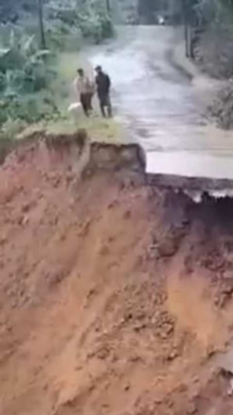 Jalan Menuju Wisata Negeri di Atas Awan di Lebak Terputus Akibat Longsor