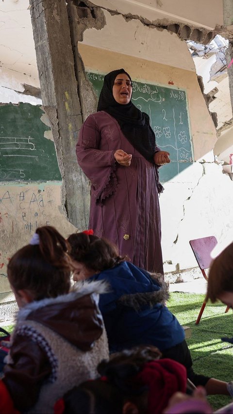 FOTO: Kisah Guru Palestina Mengajar Anak-Anak di Tengah Reruntuhan Jalur Gaza