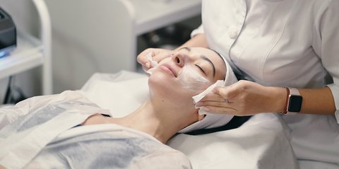 5 Prosedur Klinik Terampuh untuk Menghilangkan Kerutan Halus di Wajah, Instan dan Langsung Tampak Perbedaannya!