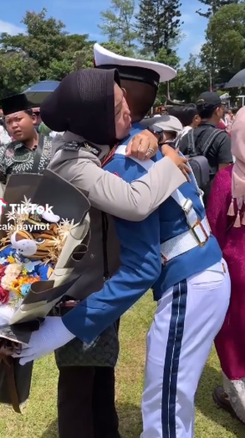 Kedua Orangtua Bintara Polisi Anaknya Taruna Akmil, Momen Sang Ibu Suapi Calon Jenderal TNI Sambil Beri Nasihat Mendalam