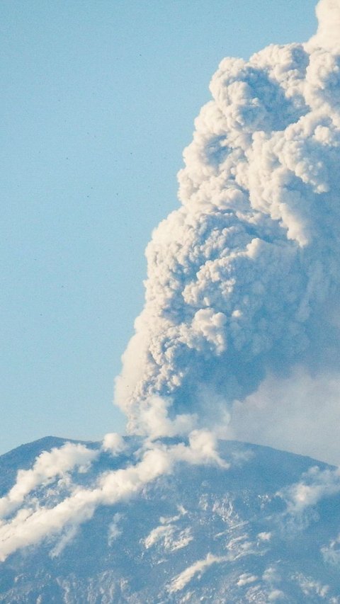 Warga Terkena Dampak Erupsi Gunung Lewotobi Laki-Laki Dapat Bantuan Tanggap Darurat