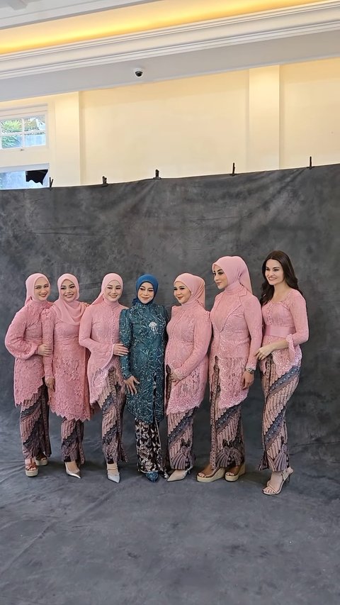 Potret Geng Mamayu Kompak Hadir Pakai Kebaya Pink di Gender Reveal Lesti Kejora, Cantik dan Anggun Semua