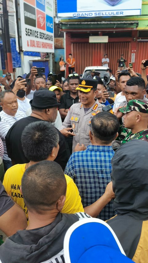 Aksi Kapolresta Jayapura Redam Emosi Massa saat Rekapitulasi Pleno KPU