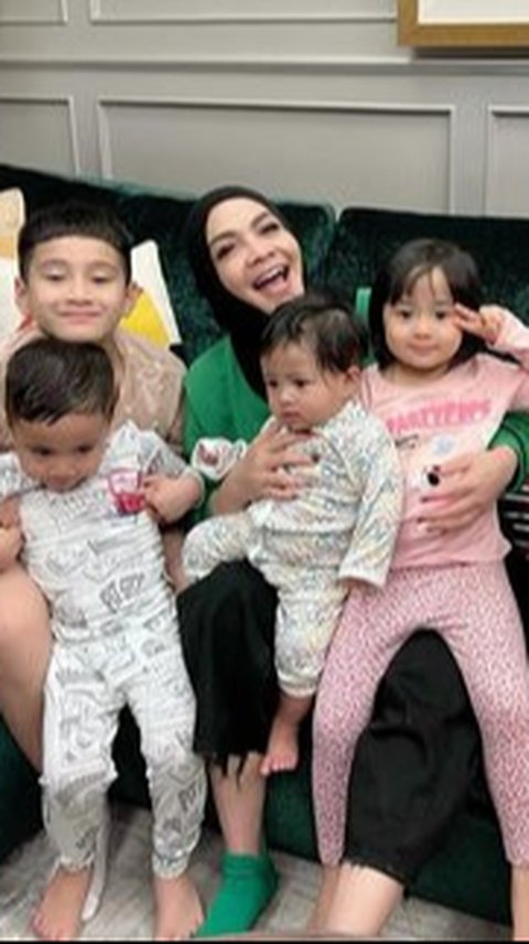 7 Potret Seru Rieta Amilia Bareng Cucu-Cucu, Aksi Jahil Rafathar ke Rayyanza Cipung Jadi Sorotan