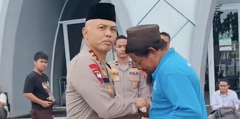 Jenderal Polisi Borong Peci di Masjid lalu Dikasih Tukang Parkir, Diam-Diam Beri Uang Buru-Buru Ditutupi Tak Mau Kelihatan