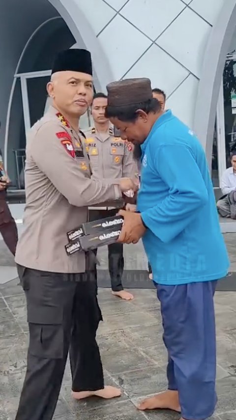 Jenderal Polisi Borong Peci di Masjid lalu Dikasih Tukang Parkir, Diam-Diam Beri Uang Buru-Buru Ditutupi Tak Mau Kelihatan