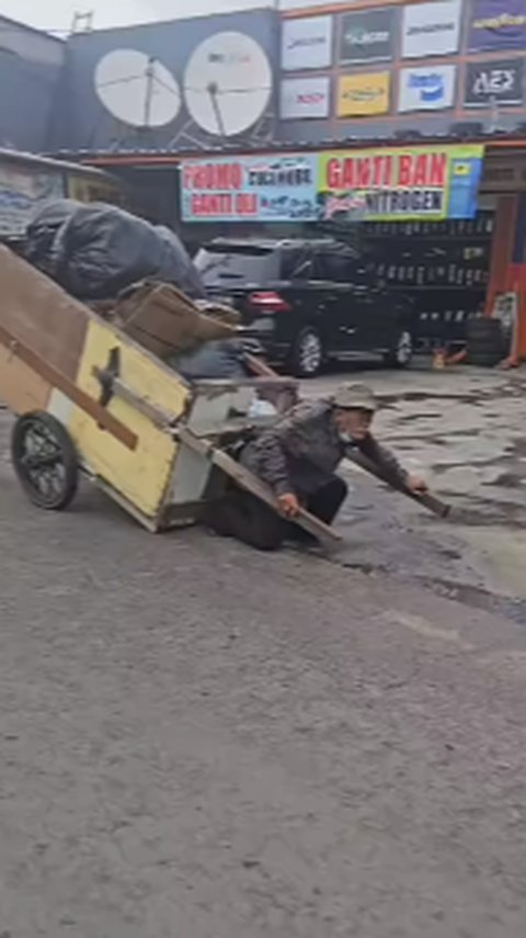 Kesaksian Ojol Temui Kakek Penarik Gerobak, Dikira Sujud Ternyata Minum Air Genangan Hujan di Jalan