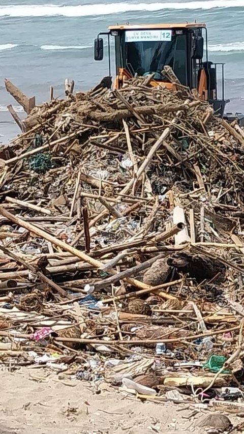 200 Ton Sampah Kotori Pantai di Bali