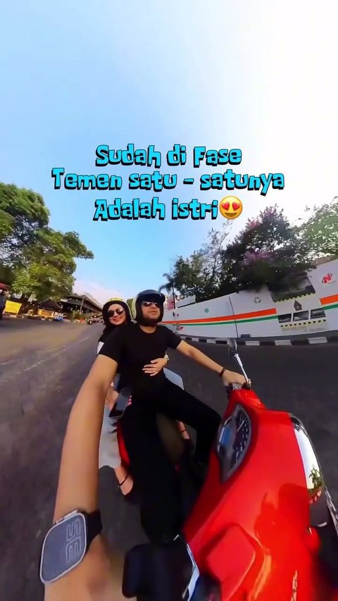 Momen Romantis Sonya Fatmala Peluk Hengky Kurniawan dari Belakang saat Diajak Keliling Jogja Naik Motor Vespa