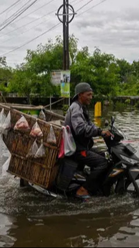 FOTO: Kondisi Banjir Parah Rendam Ratusan Rumah di Mojokerto, 2 Sekolah Terpaksa Diliburkan