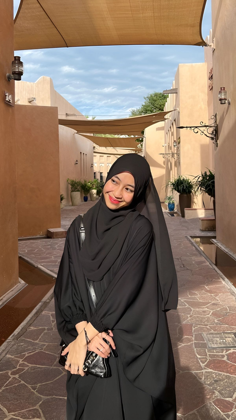 Jalan-jalan di Qatar, Tengok Outfit ala Warga Lokal Adiba Khanza