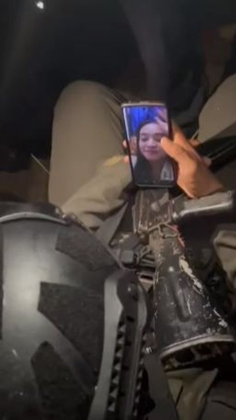 Momen Kocak Anggota Brimob Tembak Cewek Lewat Video Call, Dikelilingi Banyak Teman Sampai Diajari