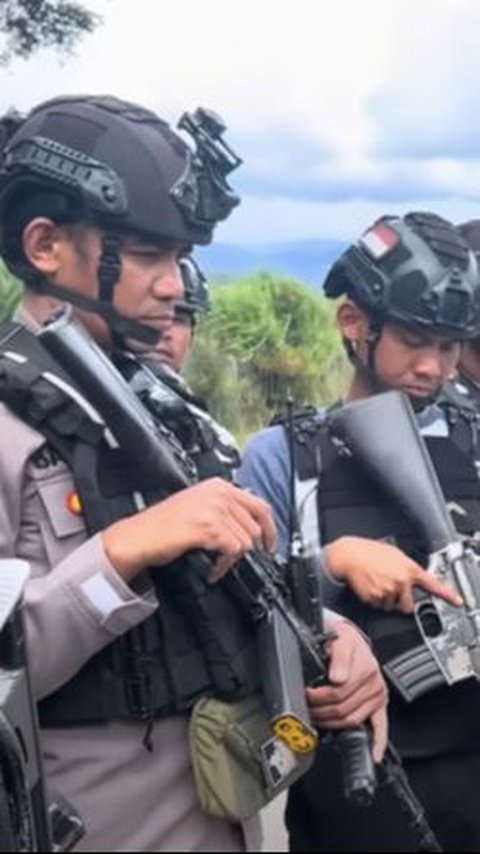 Perjalanan 12 Jam, Polisi Bersenjata Lengkap Kawal Surat Suara Pemilu ke Puncak jaya Tiba-tiba 'Diadang Alam'