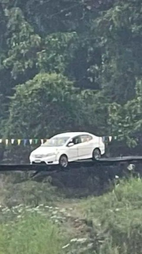 Mobil Wanita Ini 'Nyusruk' ke Jembatan Gantung Setelah Pakai GPS
