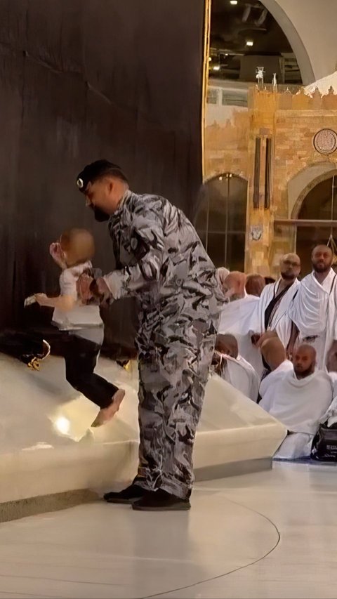 See a Little Child Playing Alone near the Kaaba, Soldiers Act Promptly: Not Expelling But Carrying Him So He Can Kiss the Kaaba