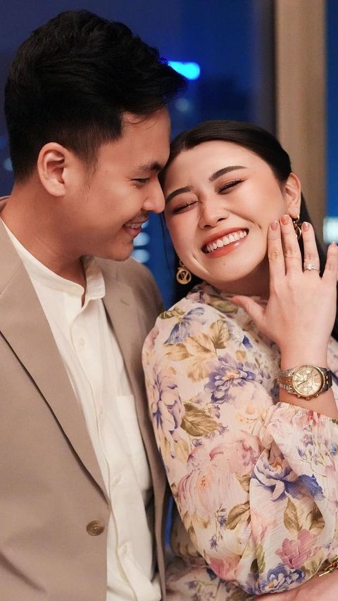 Portrait of Clarissa Putri, the Selebgram who was mistaken for Fadil Jaidi's girlfriend, being proposed by her lover.