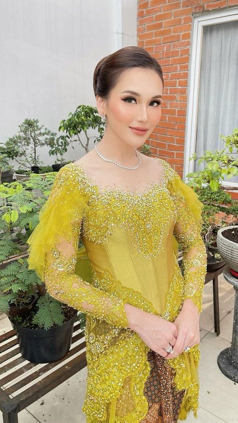 Pesona Ayu Ting Ting dengan Balutan Kebaya, Transformasi Gayanya Bikin Pangling