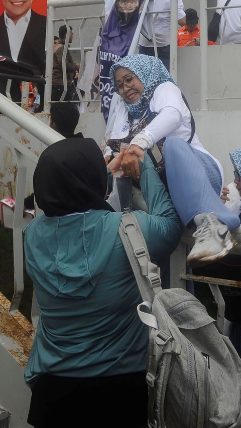 FOTO: Perjuangan Massa Pendukung Anies-Muhaimin Bersusah Payah Masuk ke Dalam JIS, Emak-Emak Sampai Nekat Panjat Pagar