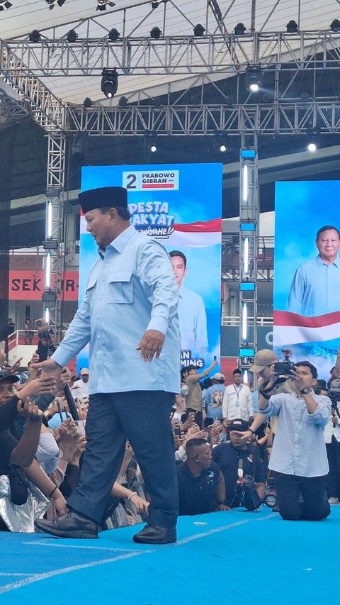 Pidato Prabowo Terjeda saat Relawan Banyak Pingsan, Langsung Colek Ajudan 'Kasih Air'