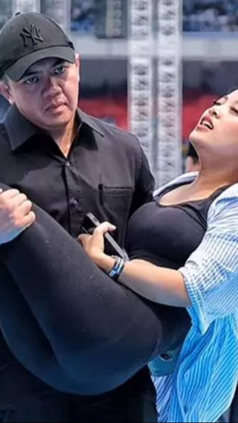 Aksi Mayor Teddy, Ajudan Prabowo Kembali Jadi Sorotan, `Sat Set` Bopong Perempuan Pingsan di Panggung