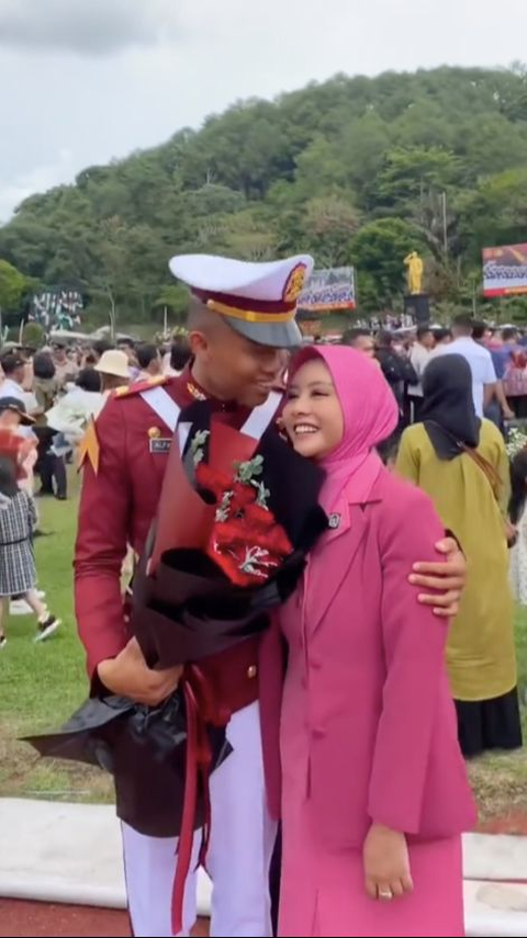 Momen Bahagia Ibu Bhayangkari Cantik Anaknya kini jadi Taruna Akpol, Pangkat Sang Suami jadi Sorotan