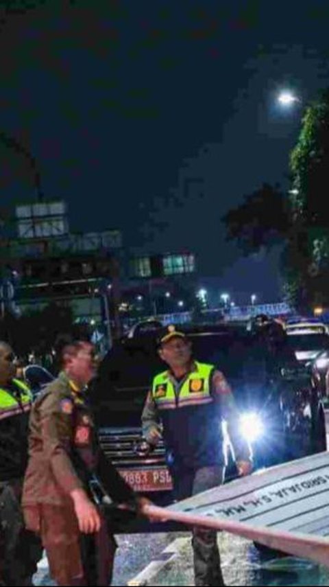 Ribuan Personel Satpol PP Dikerahkan Turunkan Alat Peraga Kampanye di Jakarta