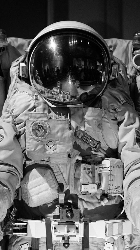 Ini Foto Aksi Nekat Astronot NASA Berjalan di Luar Angkasa tanpa Tali, Buat Orang di Bumi Ikut Deg-degan