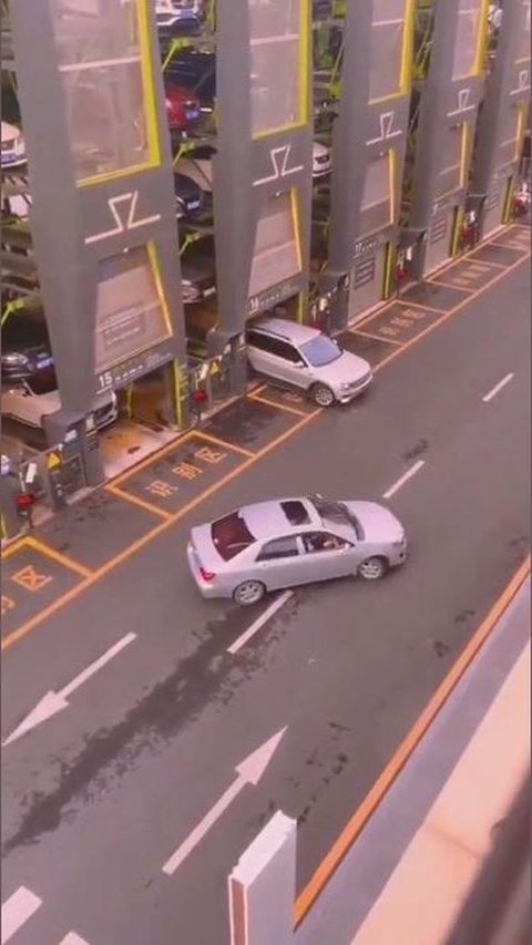 VIDEO Parkir Mobil Vertikal di Shenzhen, China