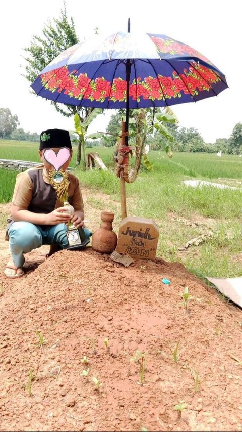 Kisah Haru Anak Kunjungi Makam Ibunda yang Wafat saat Melahirkan, Bawa Piala Pamer Juara Lomba Tahfidz