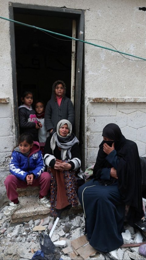 Sad! Gaza residents forced to eat grass due to food crisis