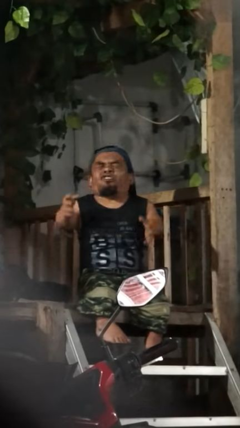 Ucok Baba Benar-benar Ngamuk Bawa Sapu di Prank, Adam Sang Anak Telah Menghamili Pacaranya 'Habis Kesabaran Bapak'