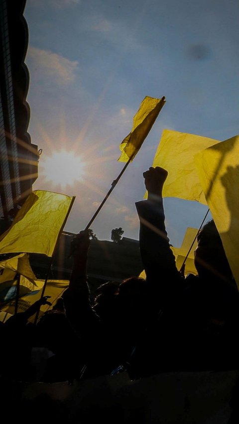 FOTO: Aksi Stop Pemilu Curang dan Praktik KKN, Massa Mahasiswa Kibarkan Bendera Kuning di Bundaran HI