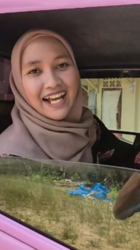 Cantik Miliki Gigi Gingsul, Potret Sopir Truk Wanita Pengangkut Kelapa Sawit Bikin Warganet Salfok