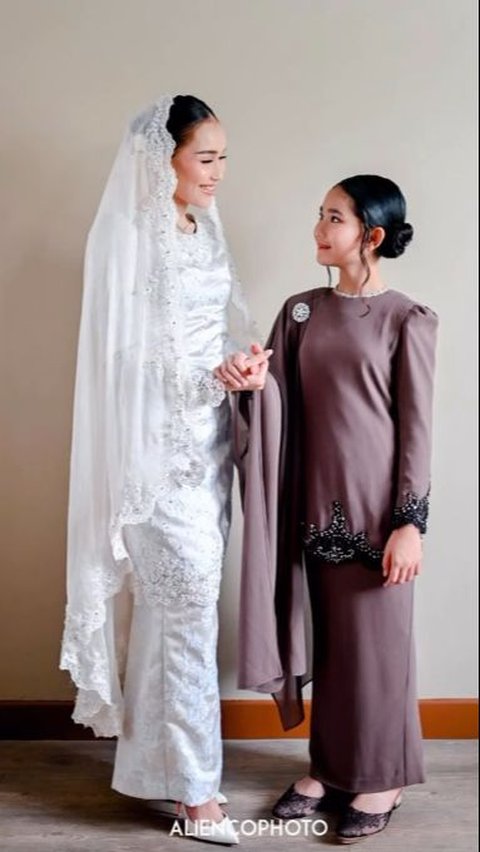 Using Minimalist Makeup, 10 Photos of Bilqis Loyally Accompanying Ayu Ting Ting's Engagement