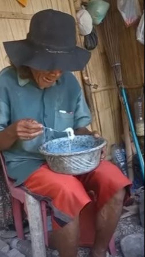 Penghasilan Tak Cukup Buat Beli Nasi dan Lauk, Kakek Tini Makannya Cuma Parutan Kelapa buat Ganjal Perut yang Lapar