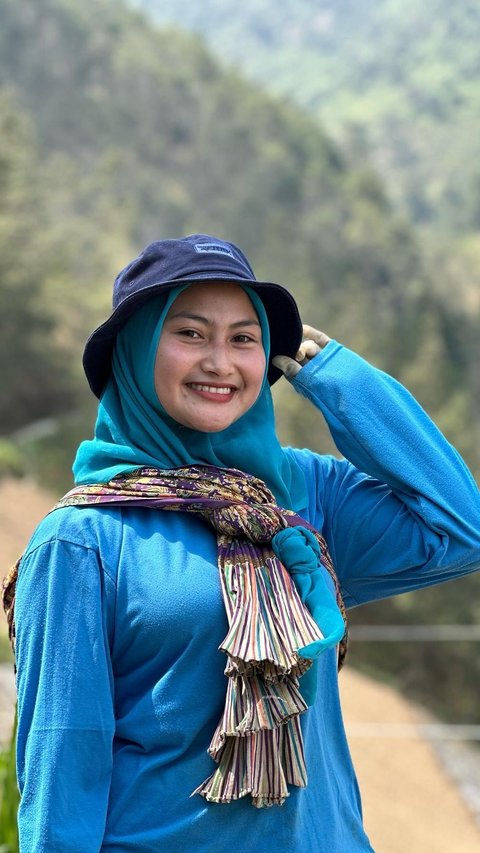 This Former Sexy Dangdut Singer Now Switches Profession to Become a Farmer, Having a Simple House but a Kitchen as Luxurious as a Hotel!