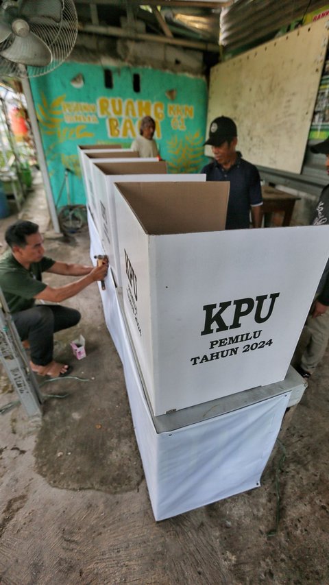 FOTO: Intip Kesibukan Persiapan TPS di Petukangan Selatan Jelang Pencoblosan