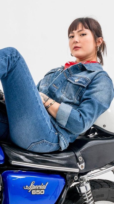 7 Portraits of Poppy Sovia, a Cool and Motorcycle-loving Mother of Two